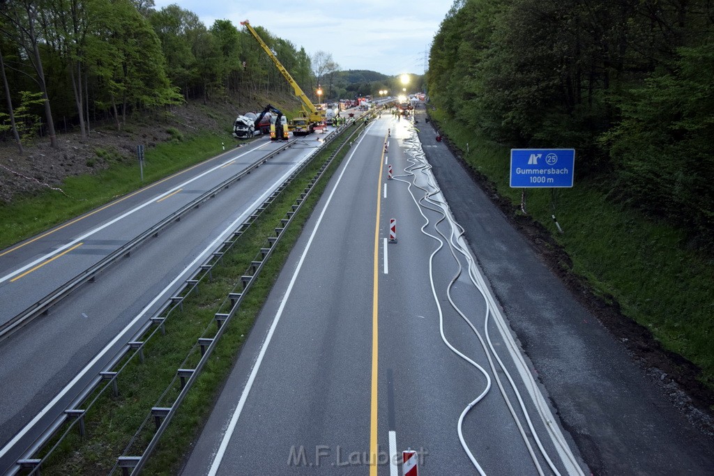 VU Gefahrgut LKW umgestuerzt A 4 Rich Koeln Hoehe AS Gummersbach P502.JPG - Miklos Laubert